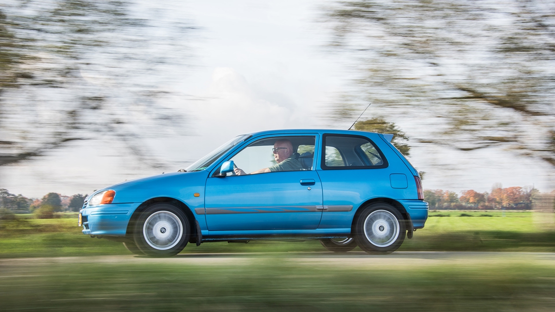 Toyota-Starlet-P9-exterieur-zijkant-blauw-rijdend-Peter-van-Burik.jpg